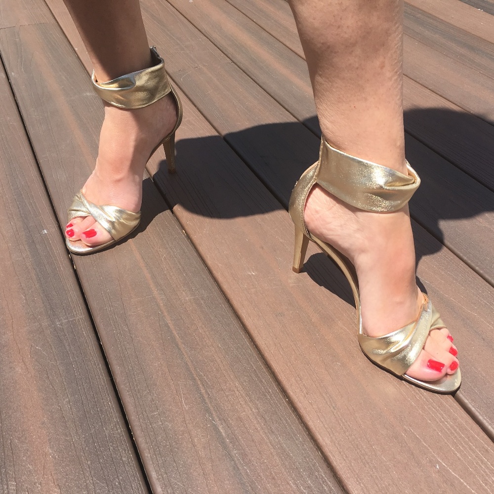 🌷💐🪻Brand New in Box Vince Camuto Camden Metallic Gold 6 1/2💐🌷🌺 - Picture 5 of 5